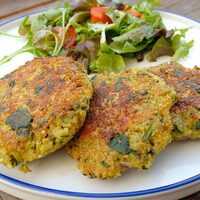 Serveersuggestie Quinoaburgers met spinazie en feta