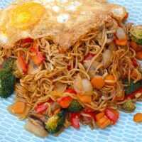 Serveersuggestie Noodles met zelfgemaakte teriyaki saus - Lovemyfood.nl