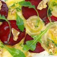 Serveersuggestie Carpaccio van bietjes met honing-dille dressing - Lovemyfood.nl