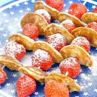 Serveersuggestie Happy kids: poffertjes met aardbeien en poedersuiker