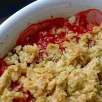 Serveersuggestie Crumble met aardbeien en rabarber - Lovemyfood.nl