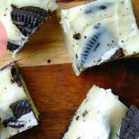 Serveersuggestie Witte chocolade-oreo fudge