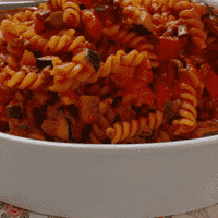 Serveersuggestie Pastaschotel met romige tomatensaus