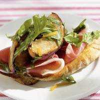 Serveersuggestie Crostini met gegrilde prei en pancetta