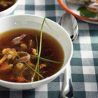 Serveersuggestie Heldere bouillon met cantharellen