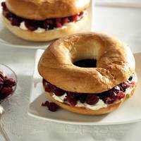 Serveersuggestie Bagel met rood winterfruit